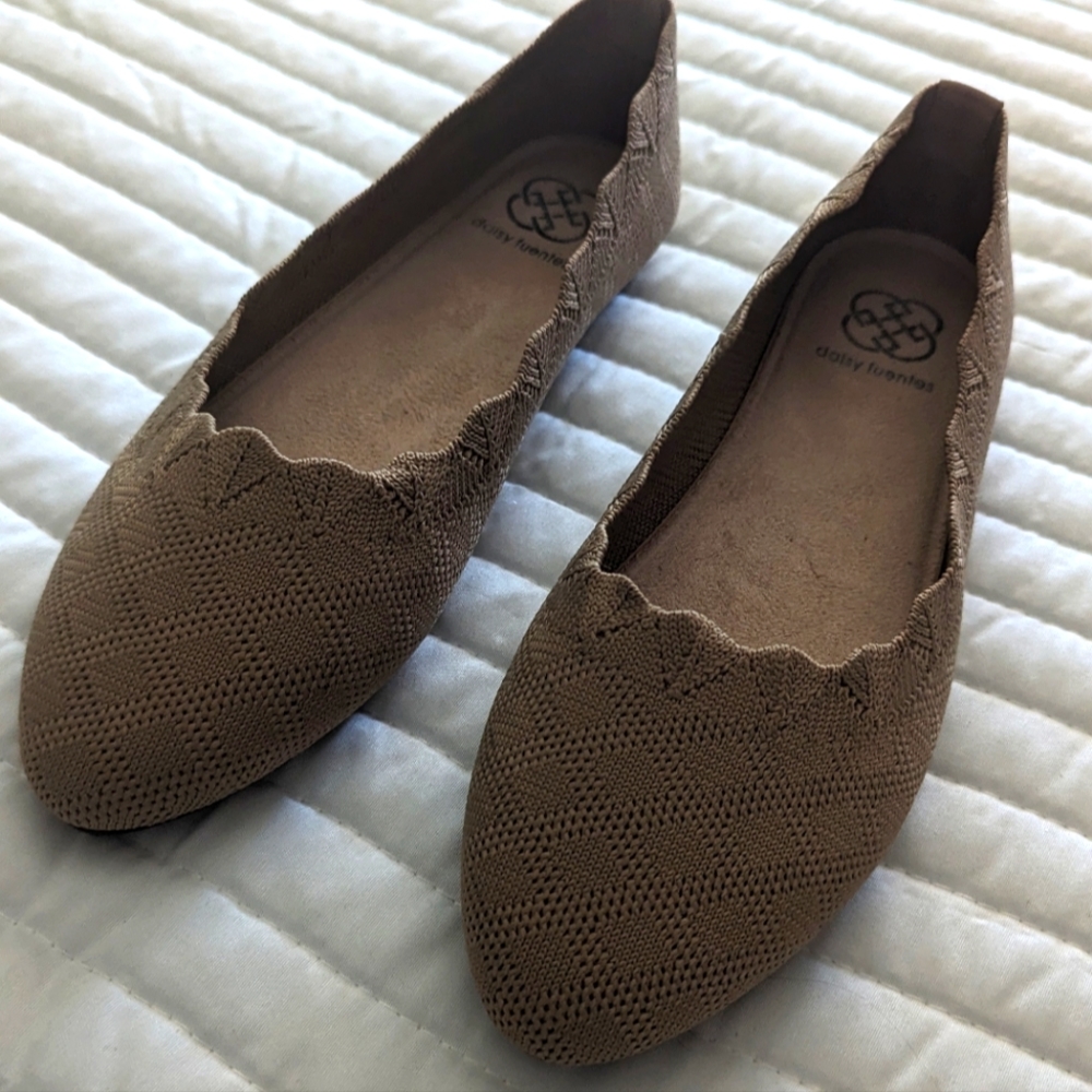 Daisy Fuentes brown flats size:6